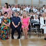12. Dyrekcja_ goście oraz społeczność szkolna na wspólnym zdjęciu.JPG