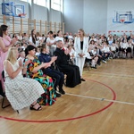 10. Społeczność szkolna wita gości brawami.JPG