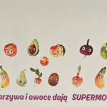 napis  warzywa i owoce dają supermoce na ścianie w stołówce skzolnej.jpg