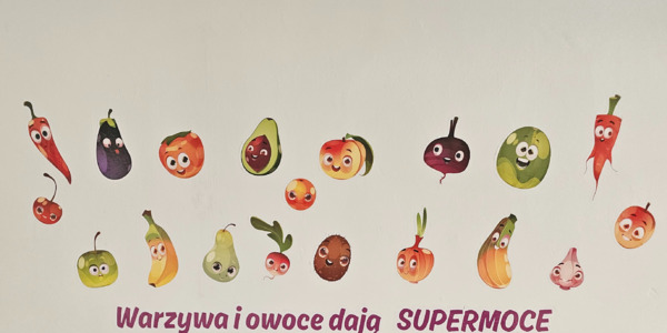 napis  warzywa i owoce dają supermoce na ścianie w stołówce skzolnej.jpg