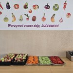 bufet z owocami i warzywami w szkolnej stołówce.jpg