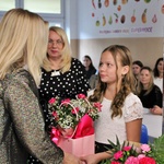 Zdjęcie 10. Podziękowania od uczniów_ Uczennica wręcza kwiaty Pani Dyrektor.JPG