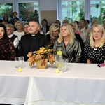 Zdjęcie 5. Dyrekcja wraz z gośćmi oraz gronem pedagogicznym oglądają wystep uczniów.JPG