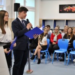 Zdjęcie 3. Uczniowie prowadzący szkolne przedstawienie i widownia w tle.JPG