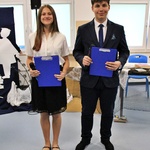 Zdjęcie 2. Przedstawiciele Samorządu Uczniowskiego witają dyrekcję_ nauczycieli i gości.JPG