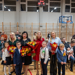12. Pamiątkowy kadr pierwszoklasistów z dyrekcją i zaproszonymi gośćmi.jpg