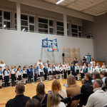 15. Pierwszoklasiści z uśmiechem prezentują swój program artystyczny.jpg