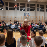 11. P. Dyrektor uroczyście pasuje pierwszoklasistów na uczniów SP11.jpg