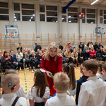 9. P. Dyrektor Bożena Jolanta Chodyniecka pasuje na ucznia SP11.jpg