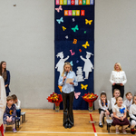 6. P. Beata Otapowicz_ Przewodnicząca Rady Rodziców_ składa życzenia uczniom.jpg
