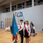 4. Sztandar SP11 w asyście uczniów.jpg