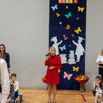 5. P. Dyrektor Bożena Jolanta Chodyniecka przemawia do uczniów i wszystkich zgromadzonych.jpg