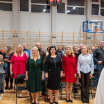 3. Dyrekcja_ goście i społeczność szkolna w oczekiwaniu na hymn.jpg