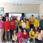 Grupa uczniów z opiekunami na zdjęciu grupowym.jpg