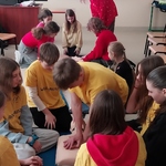 Grupa uczniów ćwicząca na fantomach.jpg