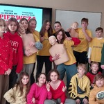 Uczestnicy warszatów wraz z opiekunami na zdjęciu grupowym.jpg
