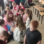 Uczniowie klasy drugiej ćwiczący na fantomach.jpg