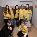 Szkolni wolontariusze pozujący do zdjęcia.jpg
