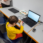 Przyszły uczeń programuje przy użyciu klocków Lego.JPG