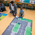 Uczniowie przedszkola uczestniczą w zajęciach z robotem Photon.JPG