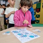 3 Dziewczynka zdejmuje papierowe śnieżynki z obrazka za pomocą słomki..jpg