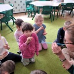 1 Pani pokazuje dzieciom jak wykonać ćwiczenie oddechowe ze słomką. Dzieci próbują..jpg
