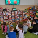 8 Dzieci oglądają film pt.”W marcu jak w garncu”..jpg