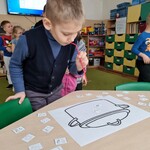 10 Uczeń za pomocą słomki przenosi obrazki z symbolami pogody na duży obrazek z garnkiem..jpg