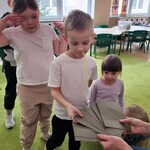 14 Uczniowie losują  karty z wiosennymi ćwiczeniami buzi.jpg