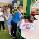 13 Dzieci po kolei przenoszą małe obrazki na duży..jpg