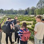 Uczestnicy projektu Erasmus oglądają ogród przy Pałacu Branickich.jpg