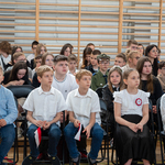 Uczniowie i nauczyciele oglądają montaż słowno - muzyczny..jpg