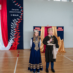 Uczniowie występują na scenie..jpg