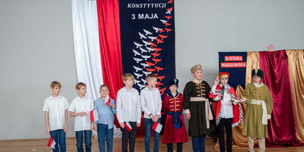 Uczniowie odgrywają przydzielone role..jpg