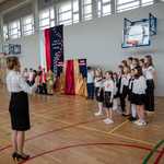 Uczniowie kl. 4c wykonują utwór muzyczny..jpg