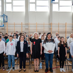 Dyrekcja_ nauczyciele i uczniowie odśpiewują hymn..jpg