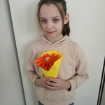 Zosia wykonała piękny kwiat dla swojej wychowawczyni.jpg