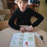 chłopiec tworzy origami.jpg