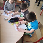 dzieci kolorują.jpg