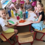 dziewczynki malują farbami.jpg