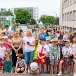 Uczniowie kl. 0-III oczekują na otwarcie festynu.jpg