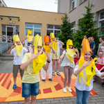 Uczniowie przebrani za banany tańczą..jpg