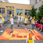 Uczniowie kl III wykonują taniec  w maskach o zdrowym odżywianiu  .jpg