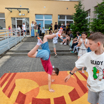 Uczeń wykonuje stanie na rękach.jpg