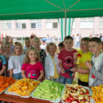 Uczniowie prezentują zdrowe przekąski- owoce i warzywa jpg.jpg