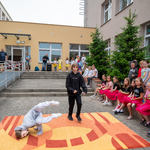 Uczennice kl V tańczą breakdance.jpg