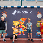 Uczniowie prezentują matę sportową Pho3nix .jpg