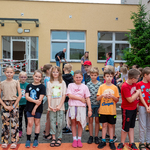 Uczniowie czekają na swój występ.jpg