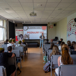 Pracownica ZDZ prezentuje uczniom swoją placówkę za pomocą prezentacji.jpg