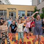Nauczyciel prezentuje układ taneczny_ uczniowie tańczą..jpg